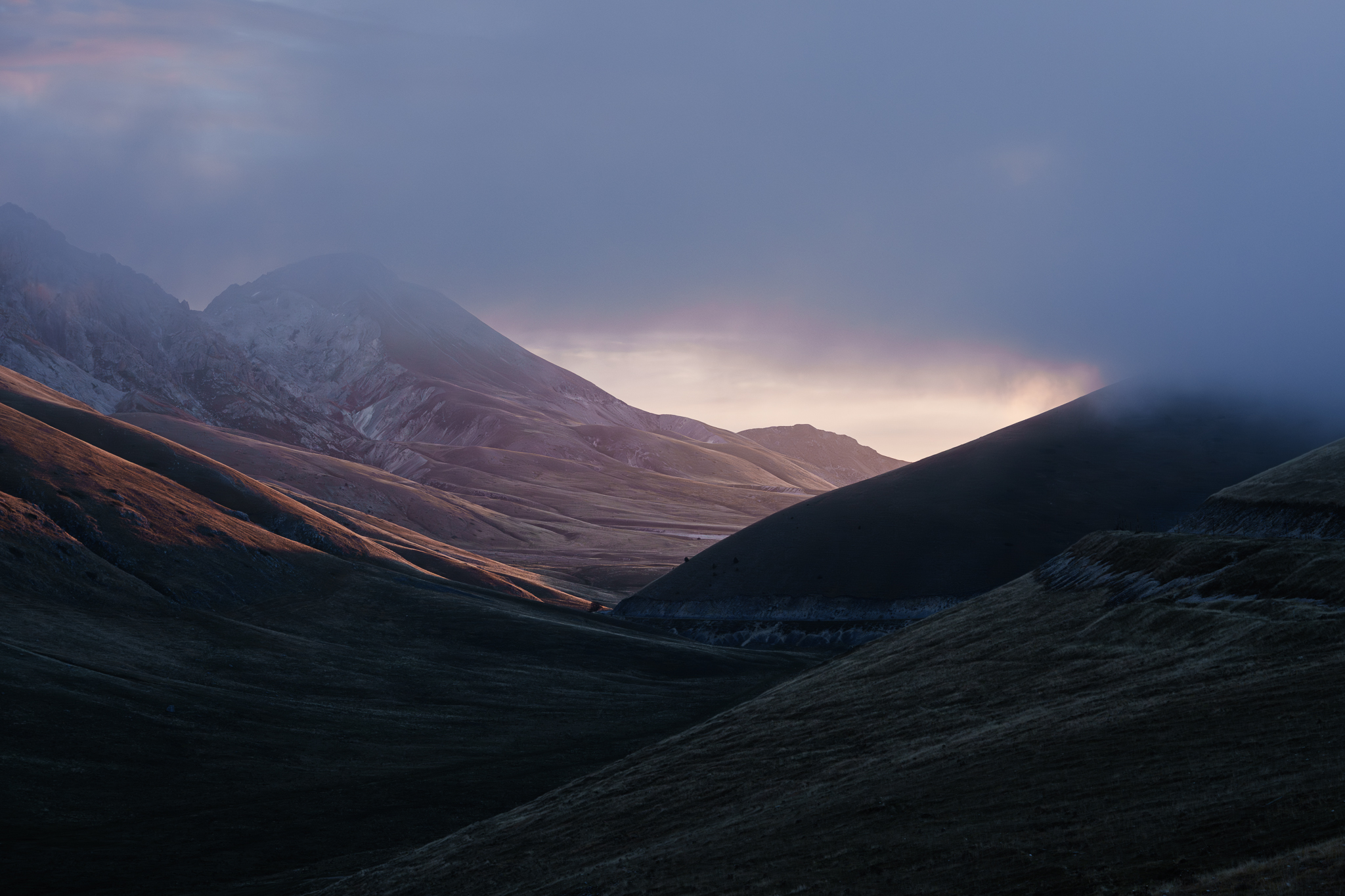 Vista all’alba dal Valico Di Monte Cristo (Abruzzo)