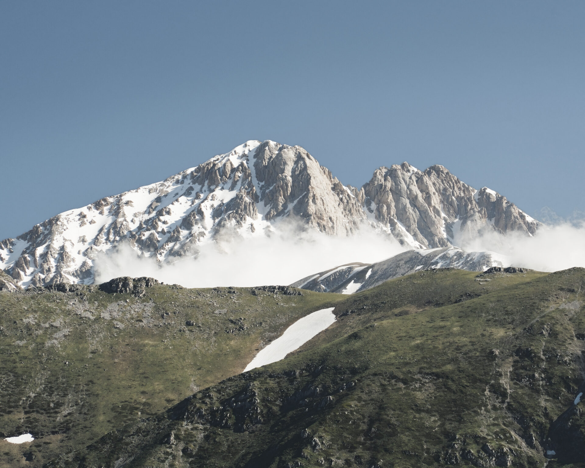 Gran Sasso. Il Corno Grande visto dai dintorni di Piano di Fugno. Abruzzo, 24 Maggio 2026.